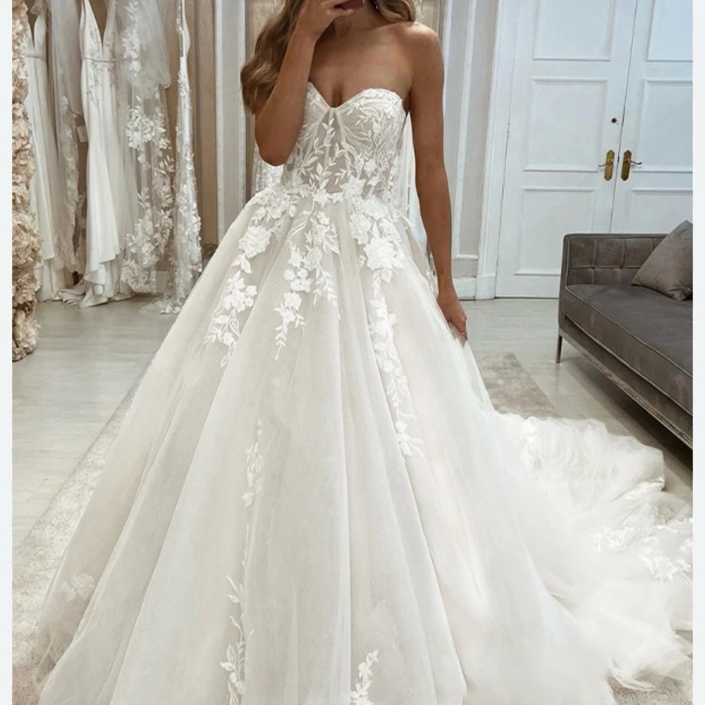 A-Line/Princess Tulle Applique Sweetheart Sleeveless Chapel Train Wedding Dress